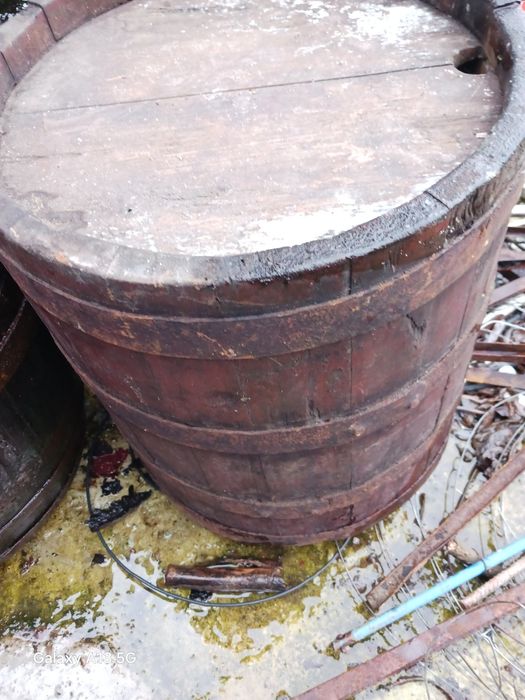 Vând  3 butoaie pentru depozitat țuică si1 butoi de de depozitat prune