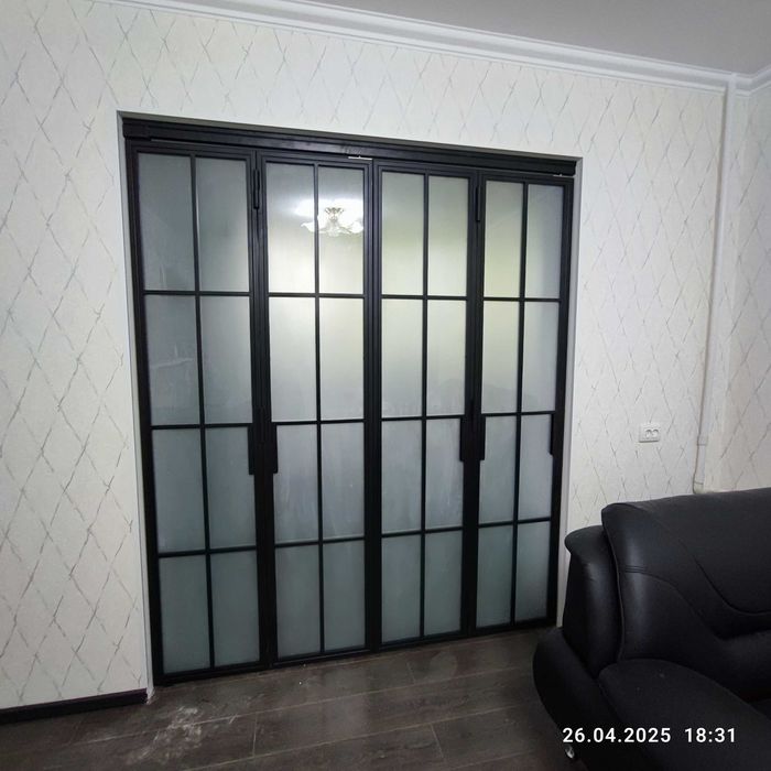 Стеклянные раздвижные лофт перегородки и двери