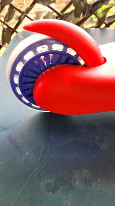 Vând   trotinete cu 3 roti Spidey si prieteni.  100 lei