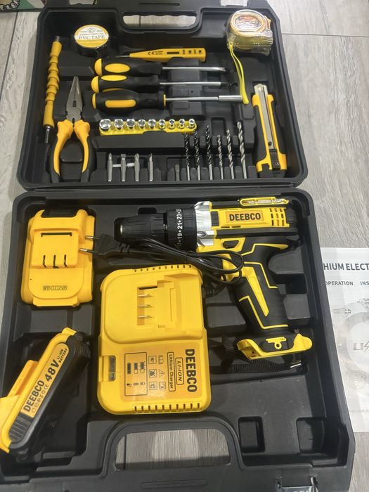 Bormasina cu 2 acumulatori   cu percutie  identic cu Dewalt / Makita