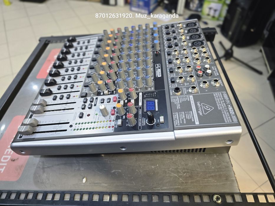 Микшерный пульт Behringer