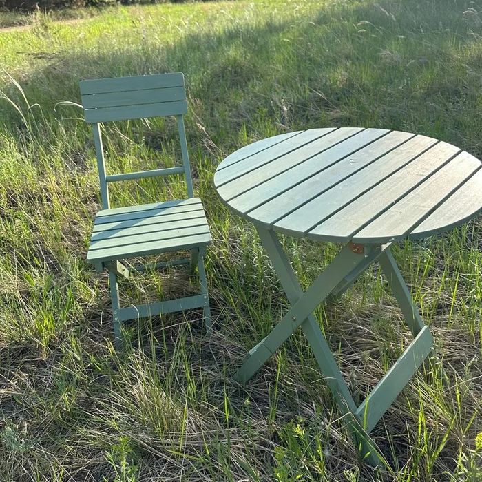 Стол и два стула