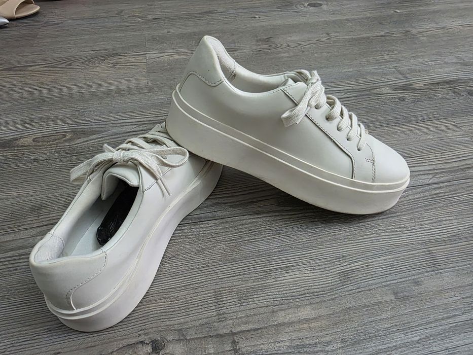 Zara,nr 41, merg 41-42, piele , minunatiiii,foarte usori si comozi,  i