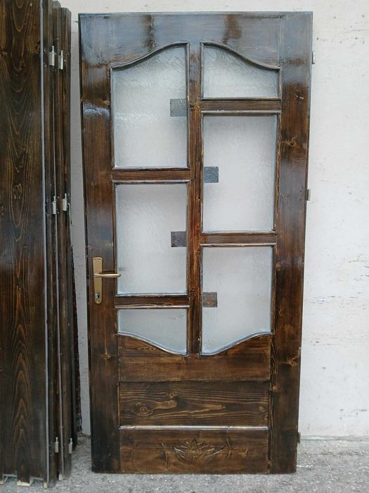 Uși de vînzare .