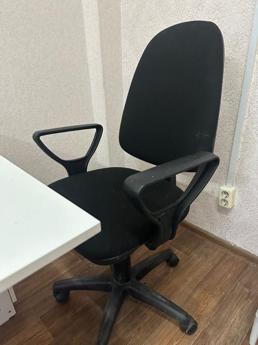 Продам маникюрный стол креслом с стулом