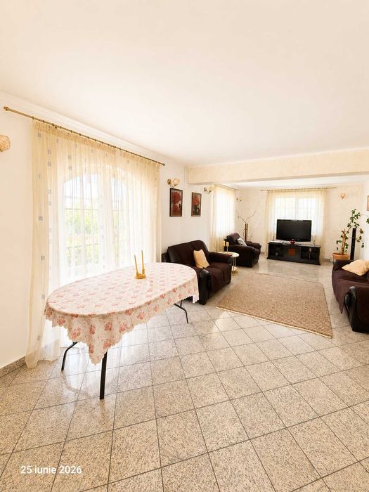 Casa spatioasa cu teren de 2450m2
