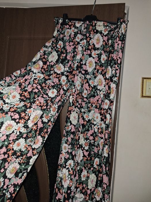 Pantaloni cu flori nr 46,
