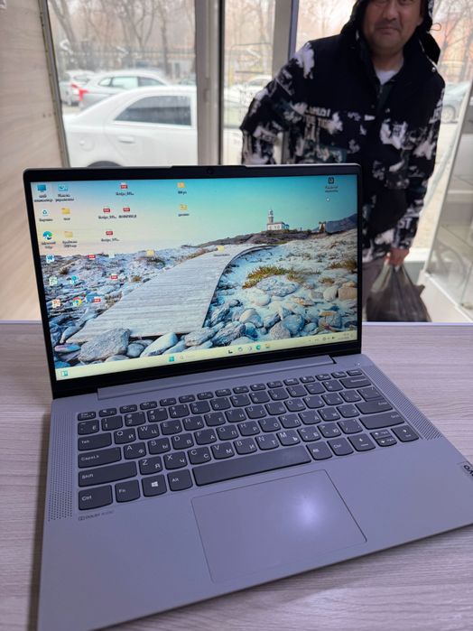 Ноутбук Lenovo современный SSD I3 10 поколение