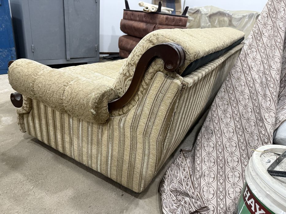 Комплект диван и кресла для гостинной.