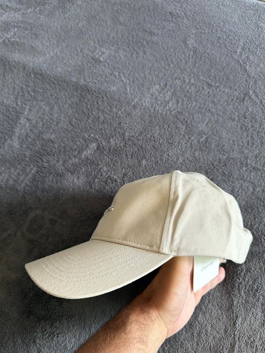 Calvin Klein șapcă unisex bej cu logo mic metalic mărime OS noua originala