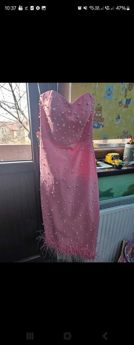 Rochie roz cu perle si pene