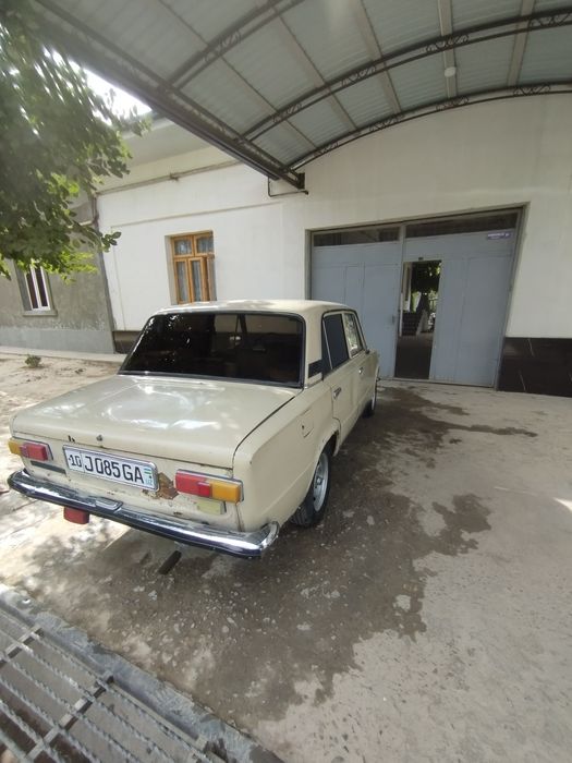 Vaz 21011 sotladi
