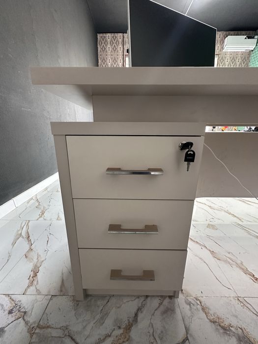 Ofis uchun sifatli mebel