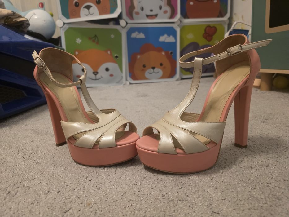 Vand sandale superbe  din piele naturala  marimea 37 purtate o singura data