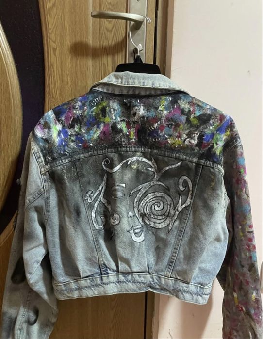 Nume piesa : Urban Muse Geaca de blugi pictata manual