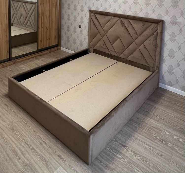 Коричнивый спальный диван