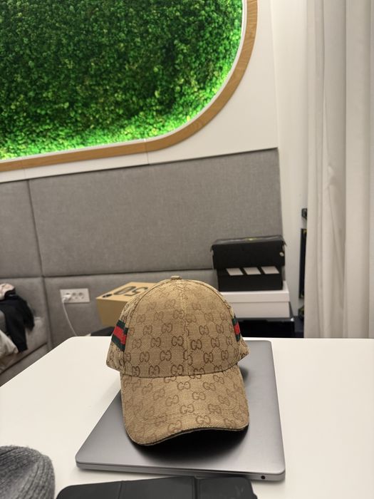 Gucci шапка не е пипана