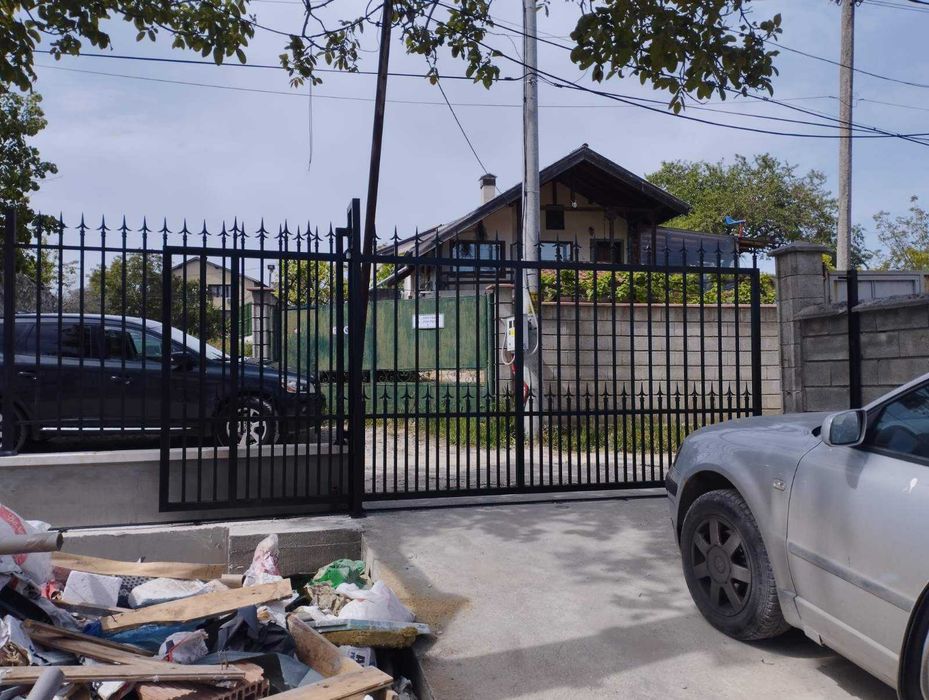 Метални парапети, огради, врати и стълби