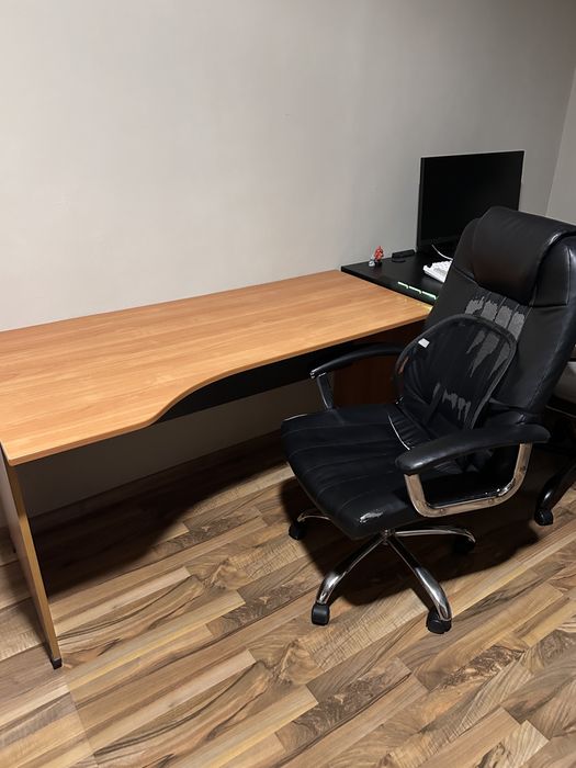 Продавам бюро и стол