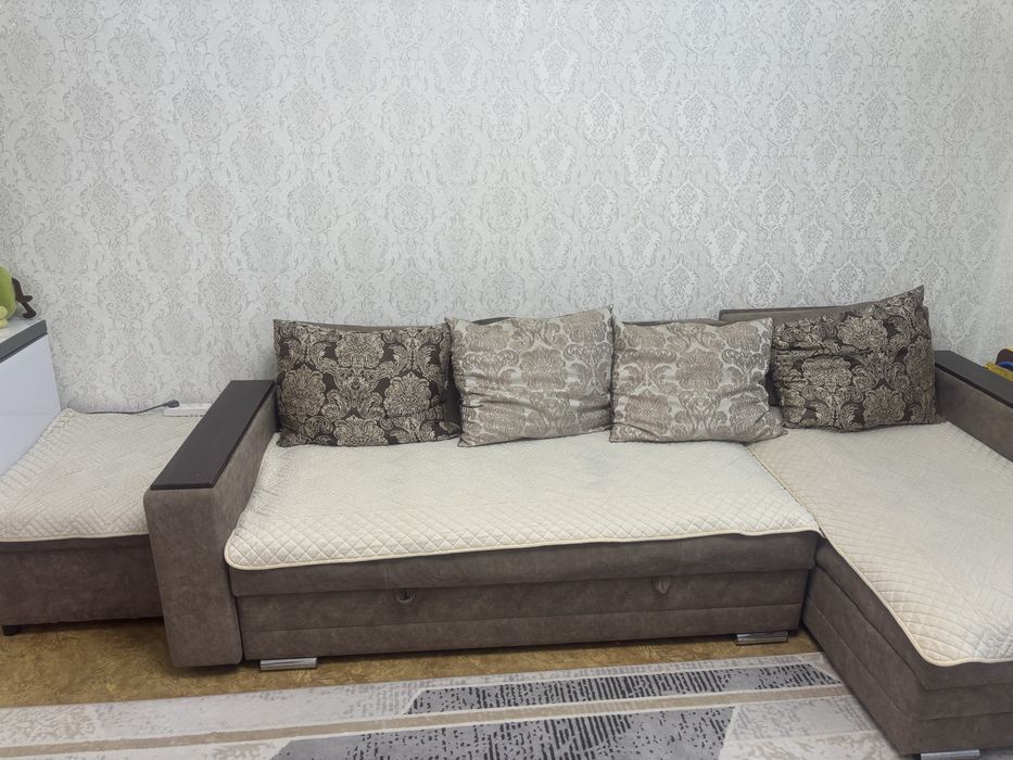 Продам диван угловой + пуф