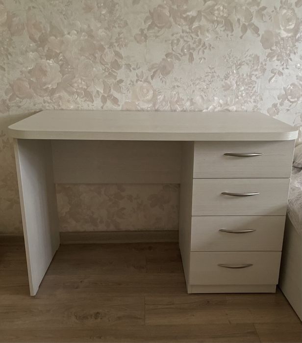 Стол в идеальном состоянии!