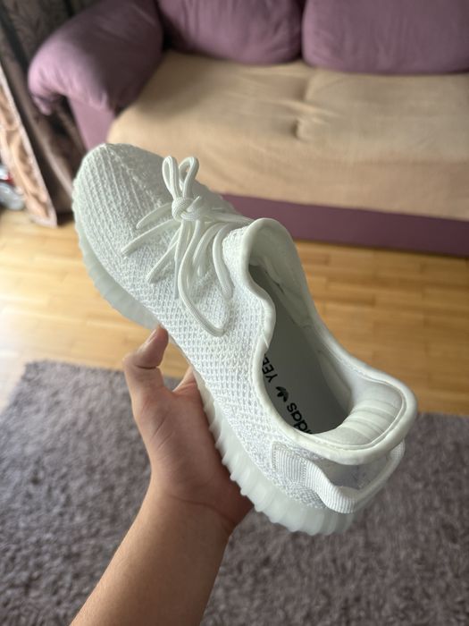 Yeezy 350 albi perfecti pentru vara