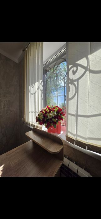 Продам маникюрный стол и полка для лаков