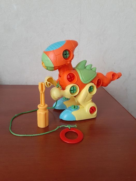 Игрушки- микрофон и динозаврик.