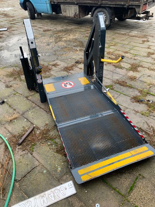 Инвалидна рампа за бус