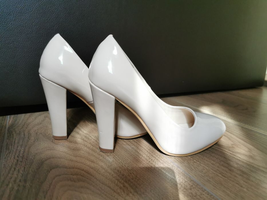 Vând pantofi cu toc