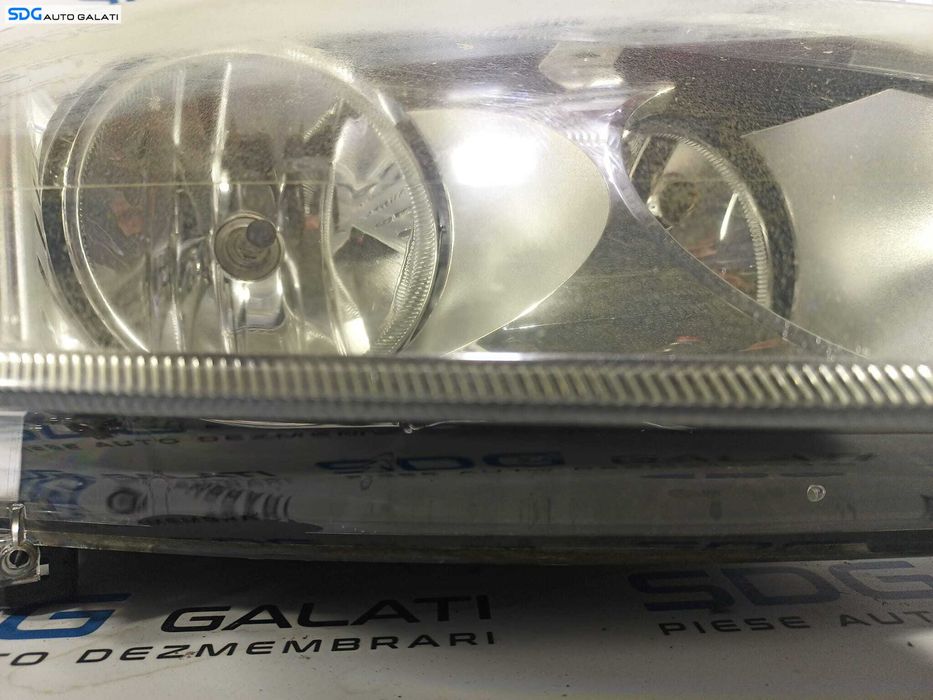 Far Dreapta FARA Xenon Ford C-Max 2007 - 2010 Cod 7M51-13W029-BC [L1520]