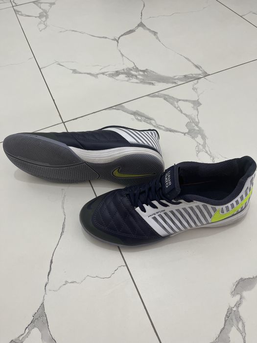 Продается футзалки nike