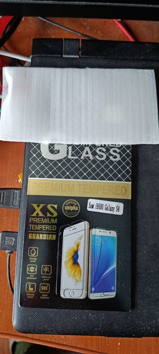 Telefon Samsung S4 mini  pentru piese scăpat în apă nu se aprinde ecranul plus o baterie nouă și o folie pentru ecran