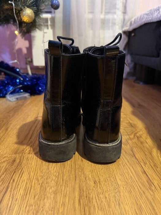 Черни боти с леко лачен ефект