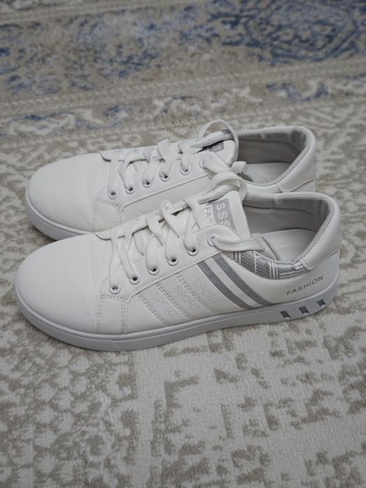 Кроссовки белые 2 штуки.