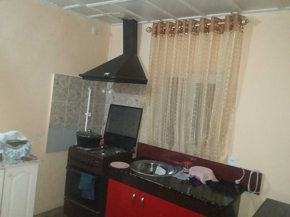 Mahallada xovlili uy sotiladi.