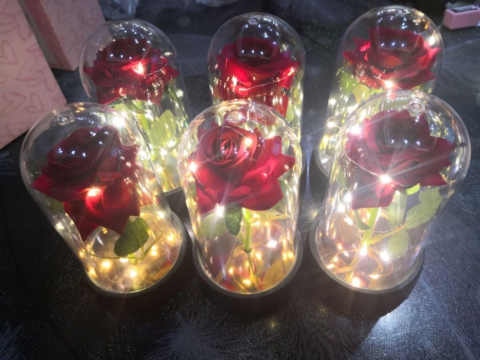 Светеща роза в стъкленица