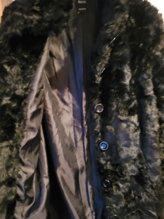 Vand haina de blana artificiala