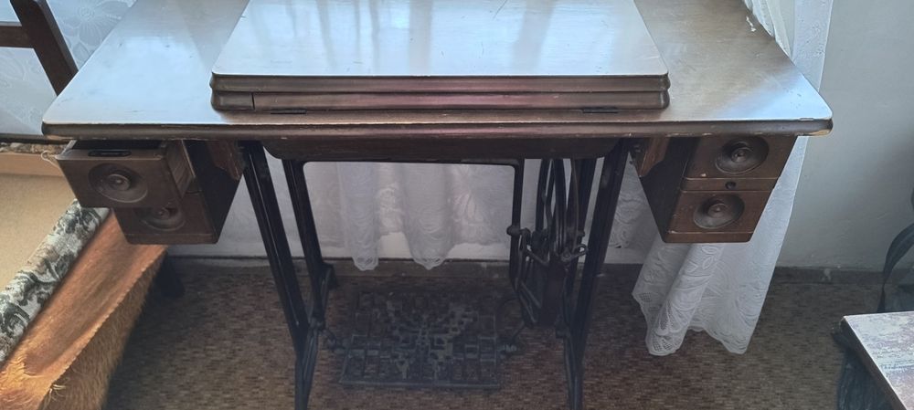 Стара ръчна работеща Шевна машина
