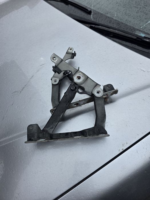 Панти за преден капак на Mercedes W211