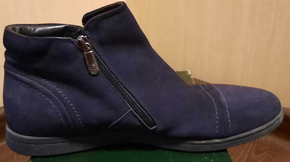 Ботинки из натурального нубука и меха, размер 42.