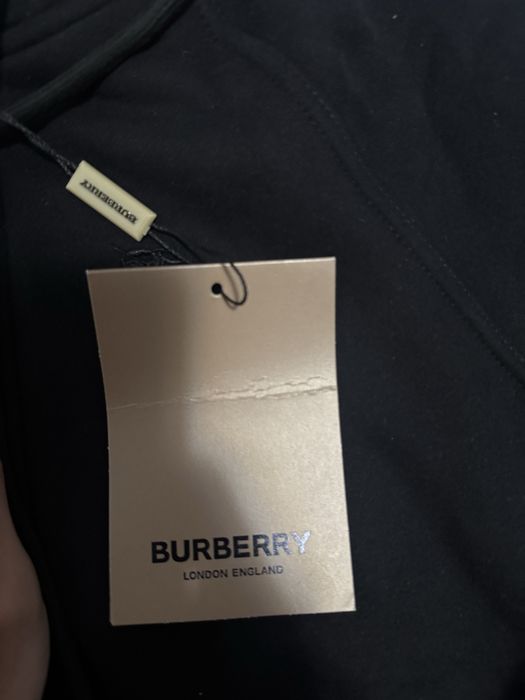 Bluza Burberry cu eticheta