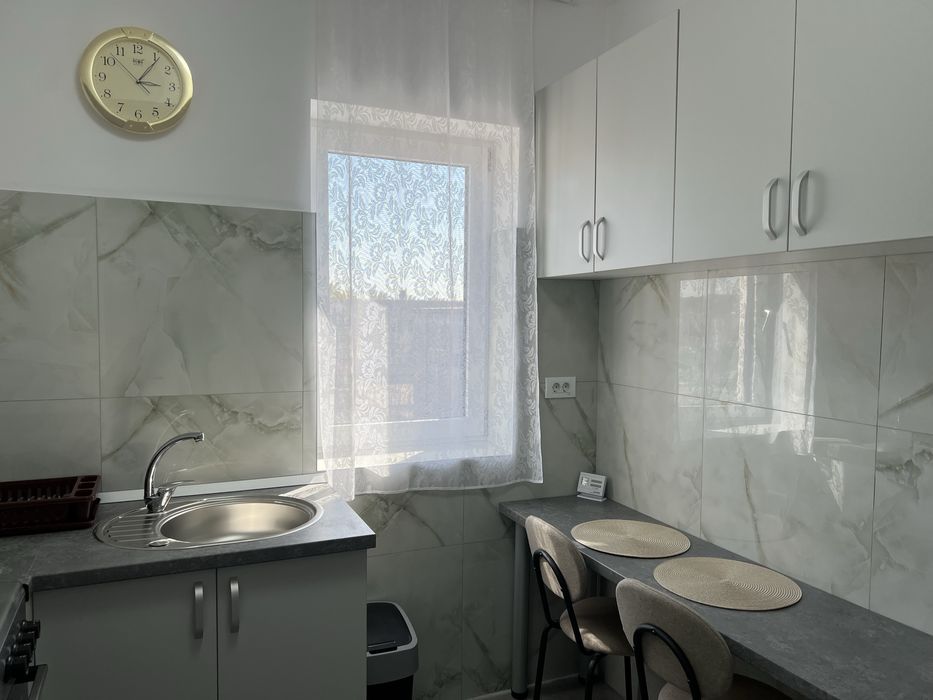 Inchiriez apartament cu o camera 43 m, geam la baie si bucatarie separata,loc de parcare sub bloc , zona linistita in bloc nou 2026