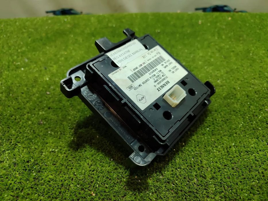 PANOU BUTOANE DE CONTROL RENAULT MEGANE III B95 1.6 DIESEL 2014 COD OEM 253B00345R / HATCHBACK / 2008-2016