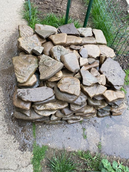 Piatra naturala curte