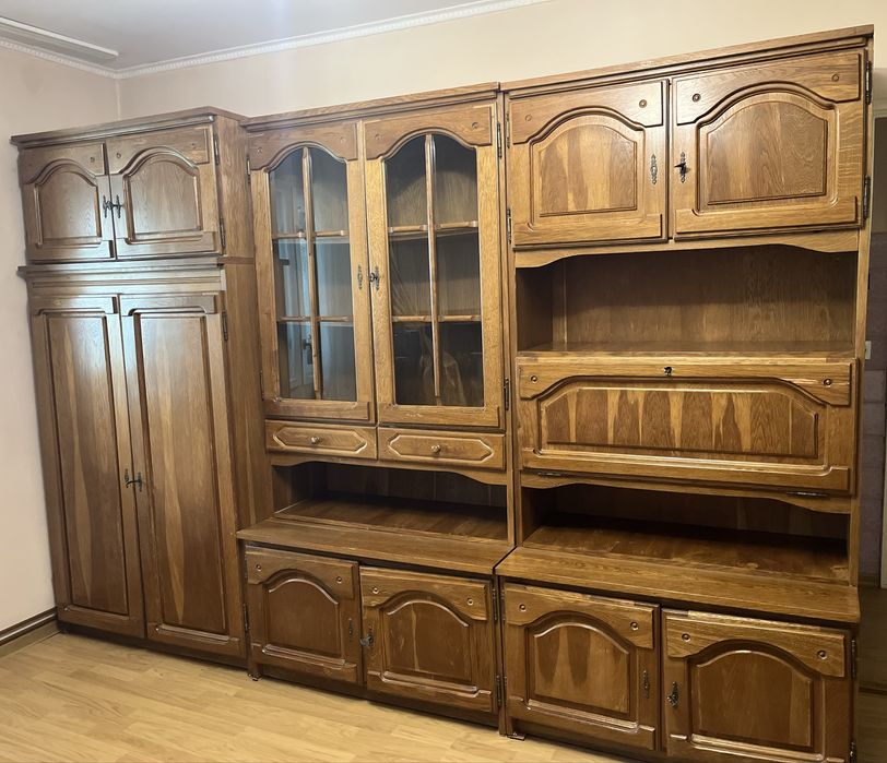 Mobila living stil clasic – set complet (dulapuri, vitrina și spatii de depozitare biblioteca)