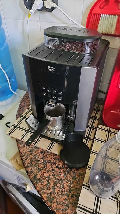 Кафе автомат KRUPS с оставаща гаранция до края на март 2026г.