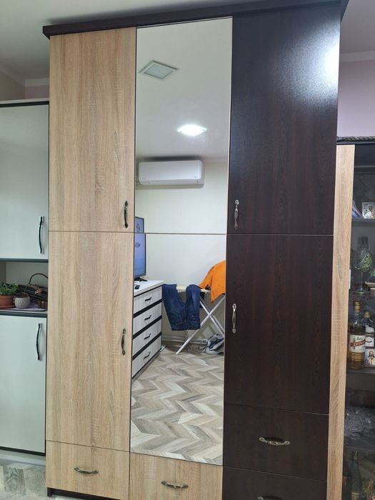 Голям трикрилен гардероб с огледало