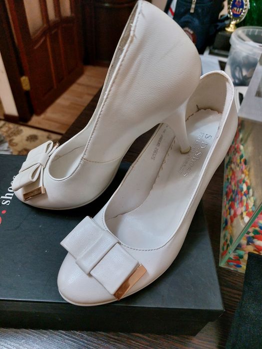 Продам белые туфли