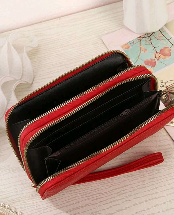 Дамски кожен портфейл